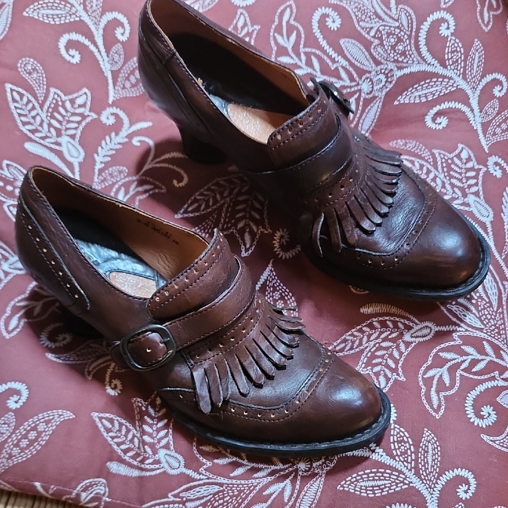 EUC Born Womens Kiltie Heeled Shoe Size 9
